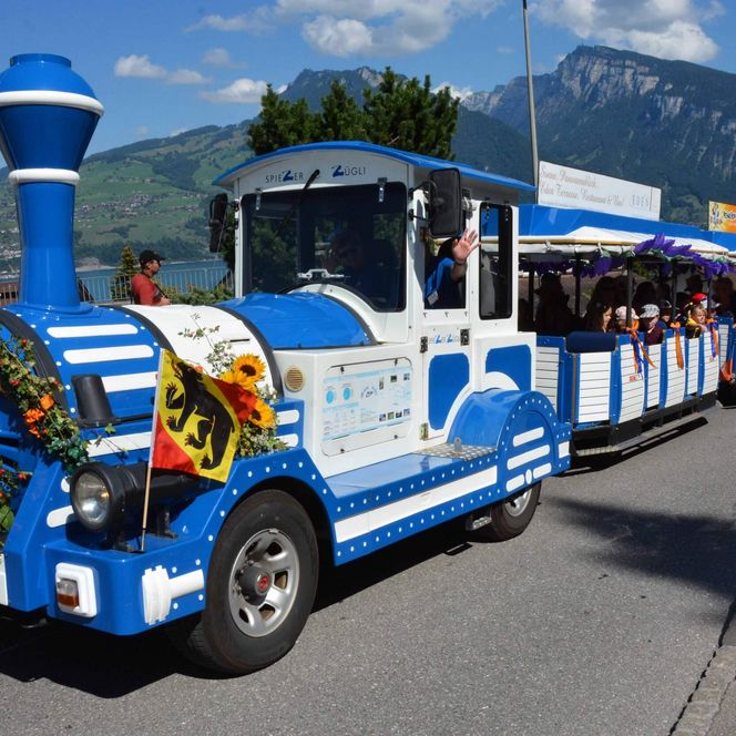 Geschmücktes Spiezer Züglich fährt am Läset-Sunntig durch Spiez