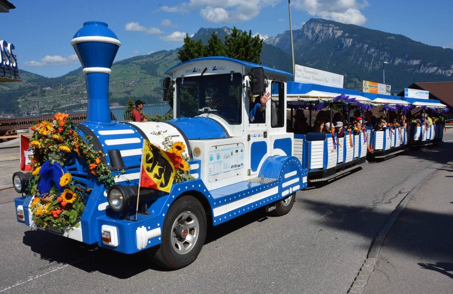 Geschmücktes Spiezer Züglich fährt am Läset-Sunntig durch Spiez