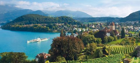 In der Spiezer Bucht legt das Dampfschiff ab und sticht wieder in den Thunersee