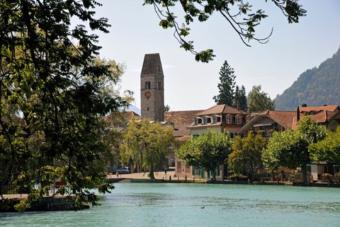 Sommerstimmung an der Aare mit Blick auf die Kirche in Unterseen