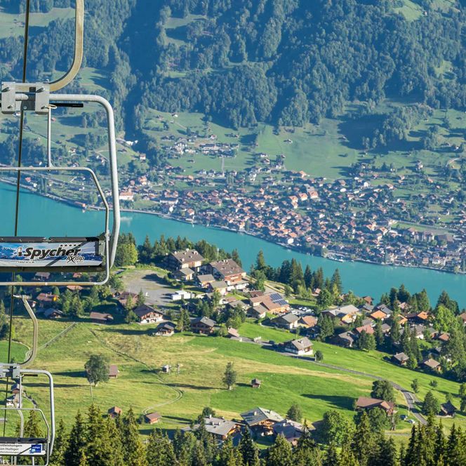 Leerer Sessel der Sesselbahn von der Axalp auf die Windegg, im Hintergrund die Axap, der Brienzersee und Brienz.