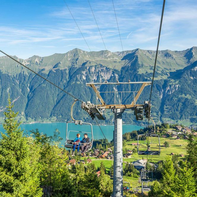 Gäste unterwegs auf dem Sessellift Axalp - Windegg im Sommer