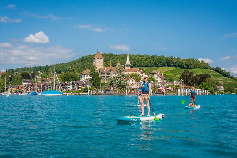 Gruppe mit Stand Up Paddles in der Spiezer Bucht vor dem Schloss Spiez