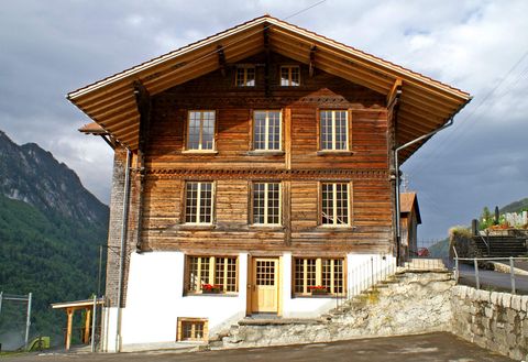Ortsmuseum in Habkern an einem Sommertag von aussen. Das Museum befindet sich in einem charmanten Holzhaus.