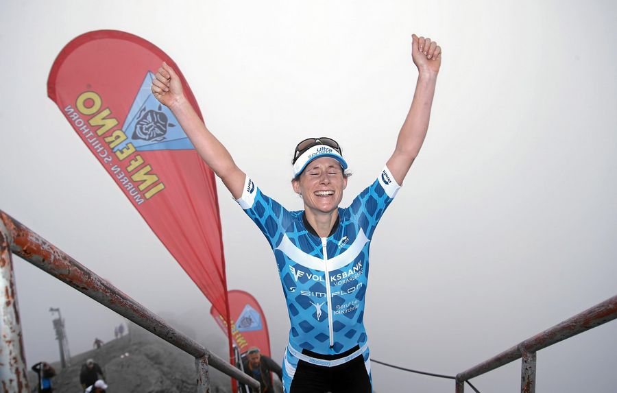 Läuferin erreicht mit Freude das Ziel des Inferno Triathlons auf dem Schilthorn