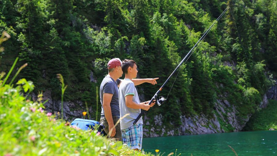 Fischer am spiegelglatten Hinterstockensee im Sommer