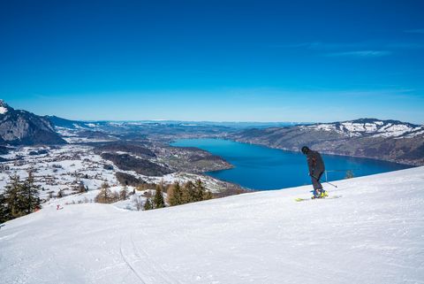 Skifahren in Aeschi mit Blick auf den blauen Thunersee bis nach Thun