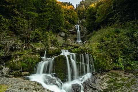 Giessbachfall der Wasserfall am Brienzersee umgeben von grünem Wald