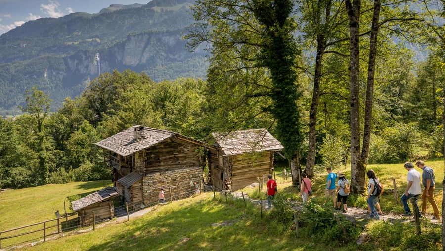Besucher unterwegs im Freilichtmuseum Ballenberg