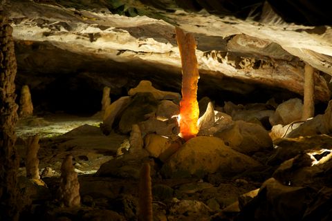Beleuchtete Stalagmiten in den St. Beatus-Höhlen am Thunersee