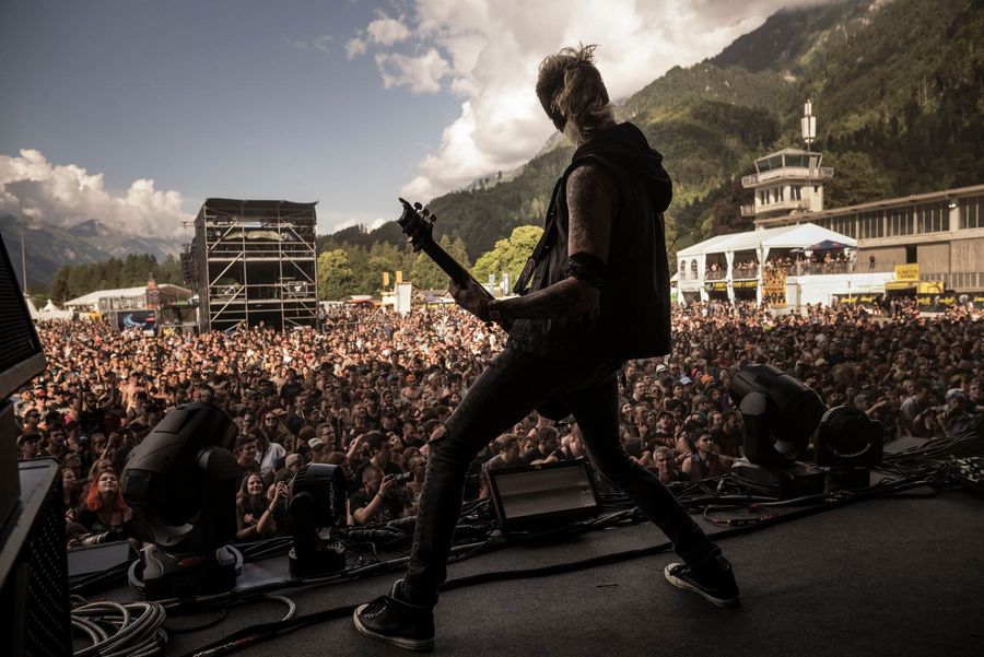 Gitarrenspieler auf der Bühne vor Zuschauern während dem Greenfield Festival