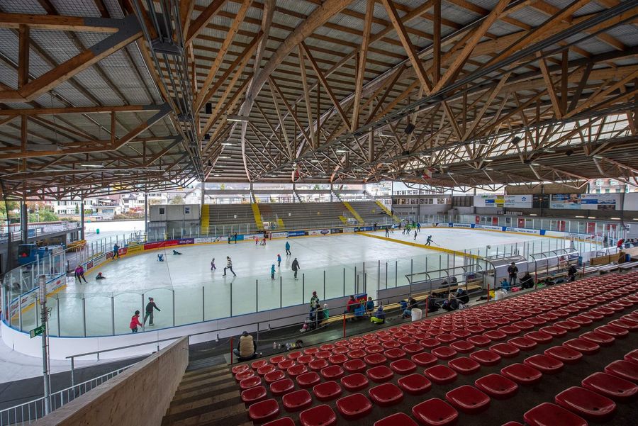 Kunsteisbahn Thun in einer grossen Halle