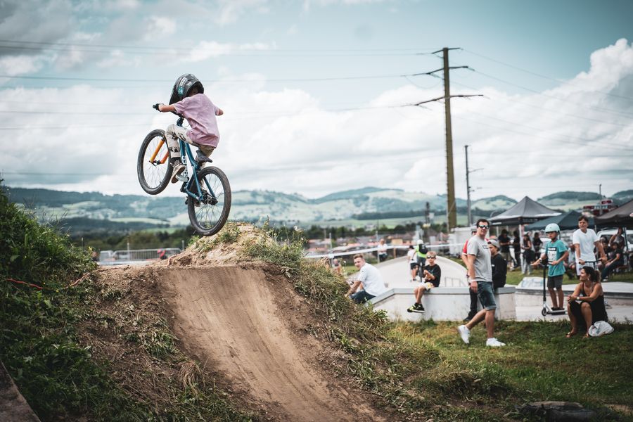 Ein Kind springt über eine Schanze im Dirtpark Steffisburg