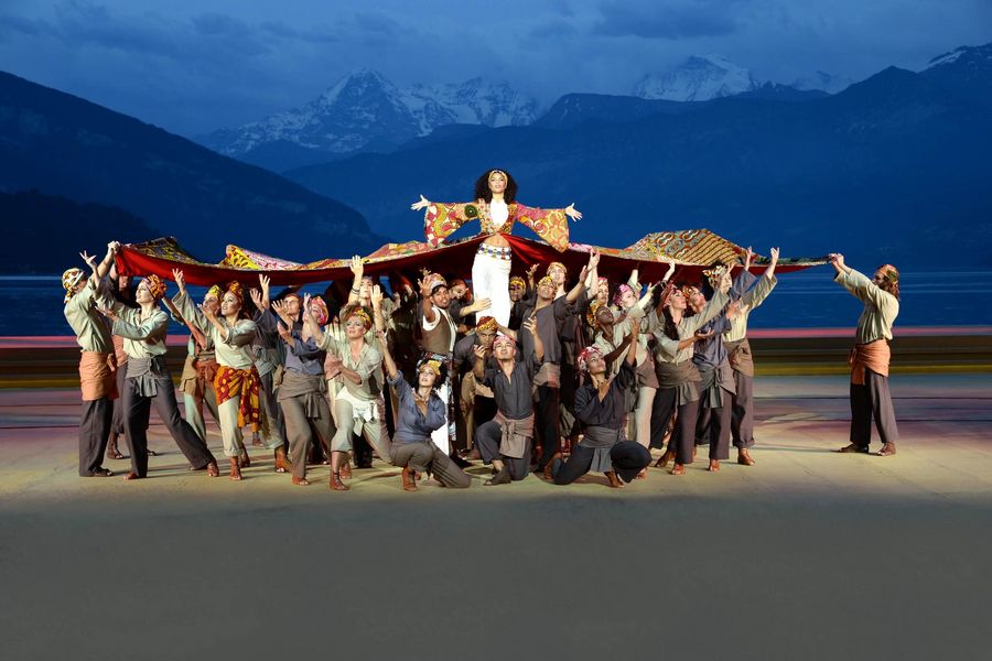 Bühne der Thunerseespiele mit Berge im Hintergrund