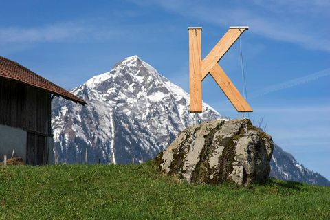 Buchstabe «K» inszeniert auf dem Skulpturenweg in Krattigen