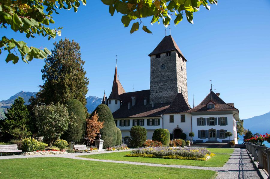 Schloss Spiez mit Schlossgarten im Sommer