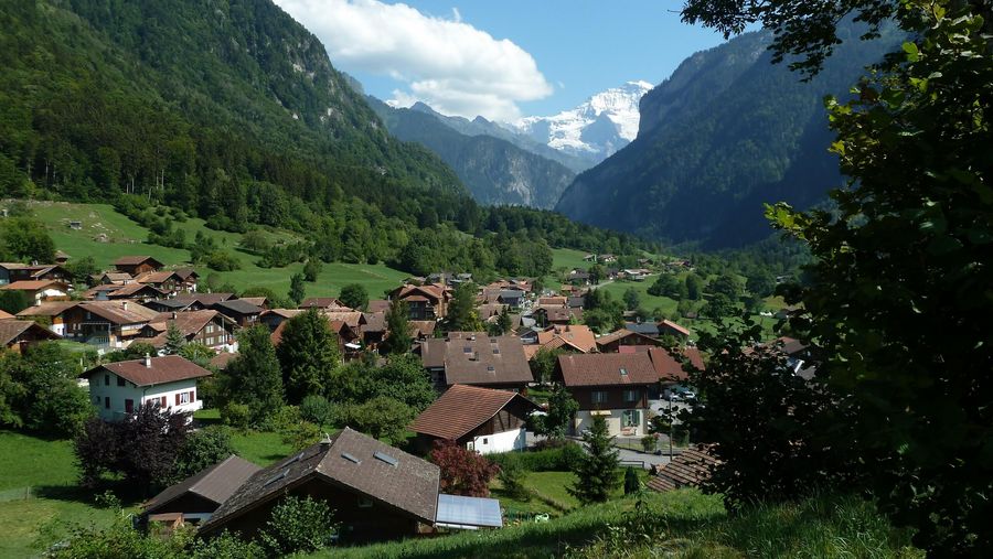 Dorf Gsteigwiler im Sommer mit Panoramablick auf die herrliche Bergwelt