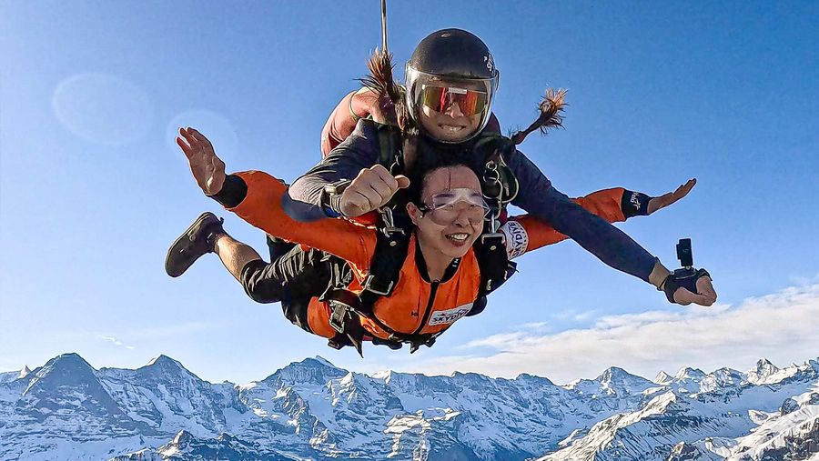 Tandempilot mit Gast über den Seen und Bergen rund um Interlaken