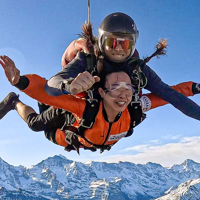 Tandempilot mit Gast über den Seen und Bergen rund um Interlaken