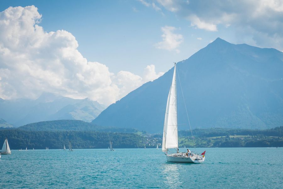 Segelschiff auf dem blauen Thunersee und im Hintergrund der pyramidenförmige, mächtige Niesen
