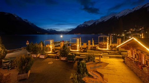Beleuchtete Holzhäuschen und Hotpots am Quai in Brienz