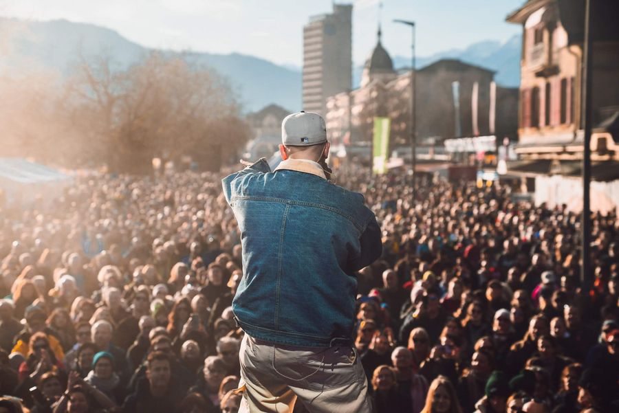 Beim Touch the Mountains Festival begeistert ein Künstler das Publikum. 