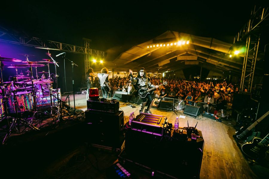Bühne mit Beleuchtung am Brienzersee Rockfestival