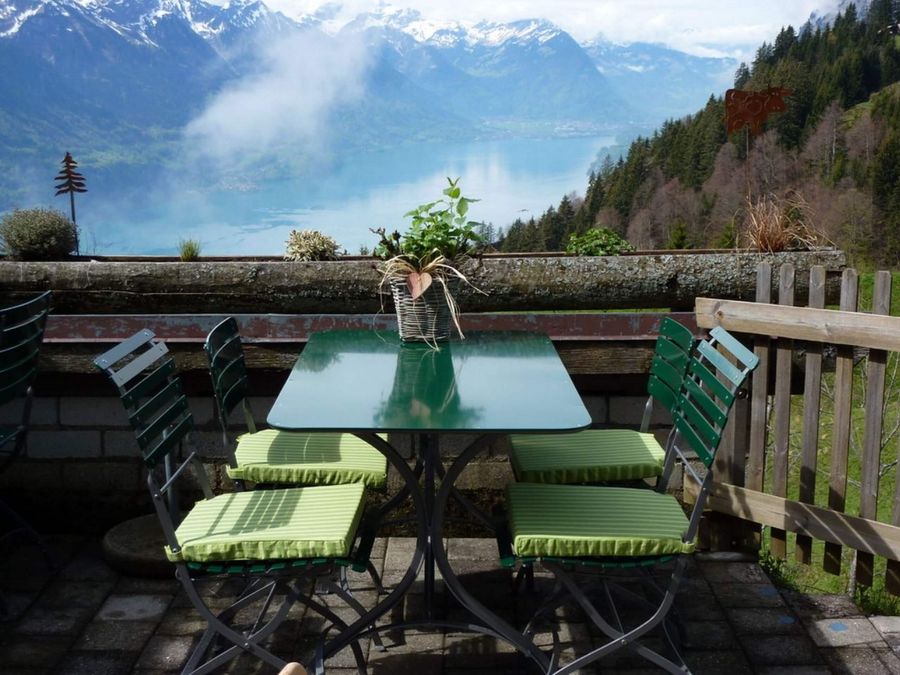 Ausblick auf den türkisfarbenen Brienzersee vom Bergrestaurant Planalp