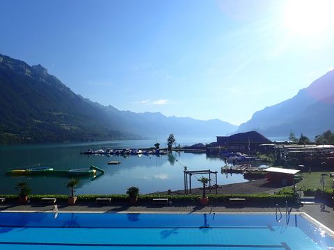 Strandbad Bönigen mit Aussicht auf den Brienzersee
