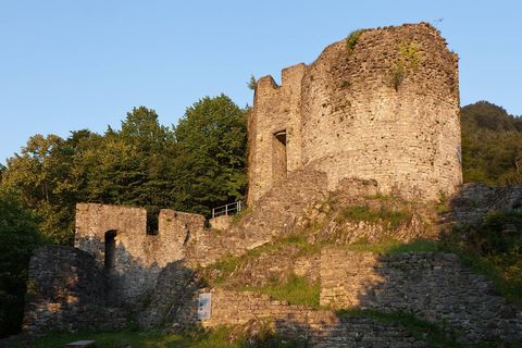 Historische Überbleibsel der Ruine Unspunnen in der aufgehenden Morgensonne