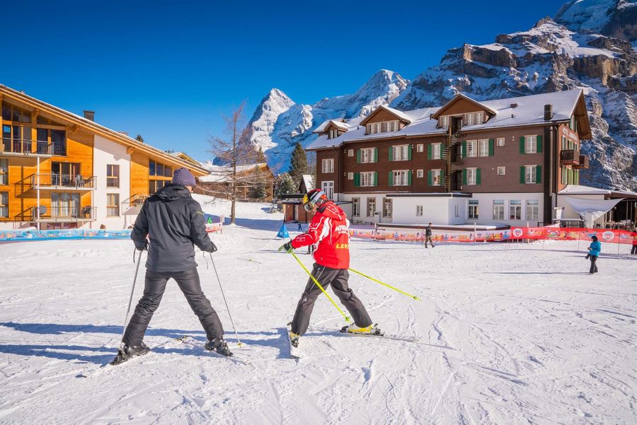 Zwei Gäste lernen Skifahren in Mürren