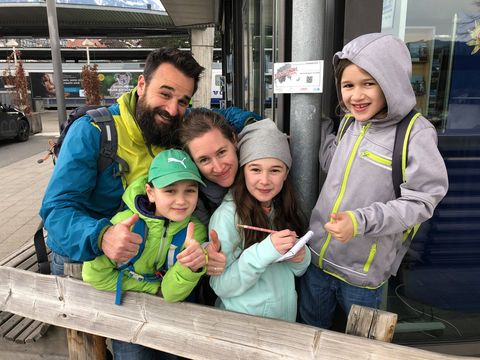 Familie unterwegs beim Krimispass in Spiez – gemeinsam Rätsel lösen
