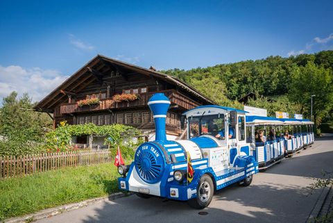 Dorfrundfahrt durch Spiez mit dem einzigartigen Spiezer Zügli