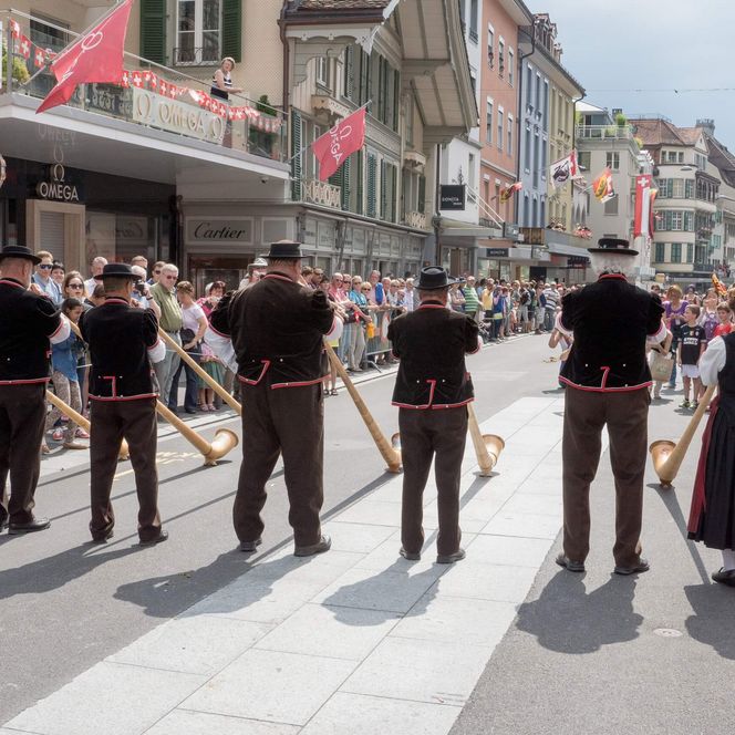 Schweizer Alphornbläser am Festumzug im Zentrum von Interlaken