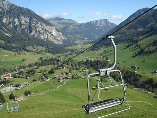 Sessellift auf der Grimmialp mit Blick in das sommerliche Diemtigtal