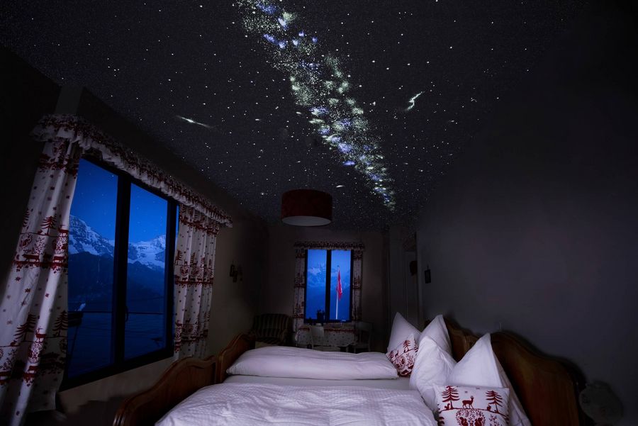 Hotelzimmer mit Sternenhimmel im Berghotel Schynige Platte