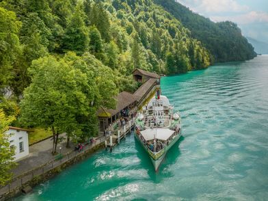 Das Dampfschiff Lötschberg unterwegs auf dem türkisfarbenen Brienzersee
