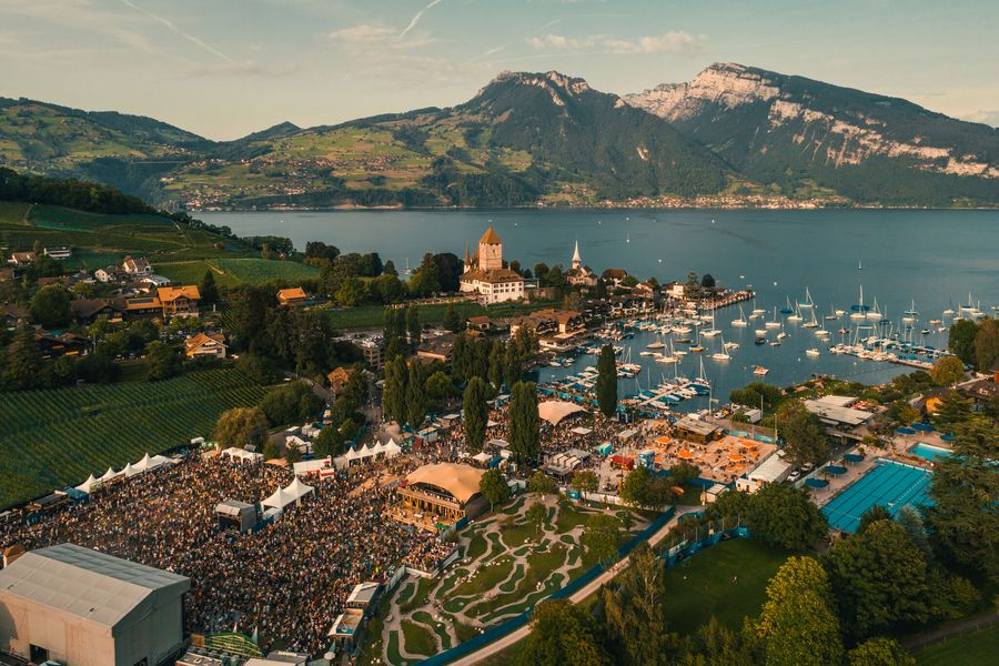 Seaside Festival in der Spiezer Bucht mit Blick auf den Thunersee und das Niederhorn