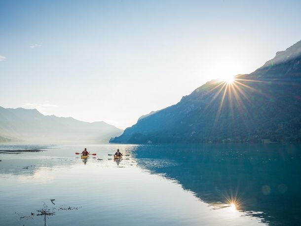 Zwei Kajakfahrer auf dem Brienzersee geniessen die ersten Sonnenstrahlen