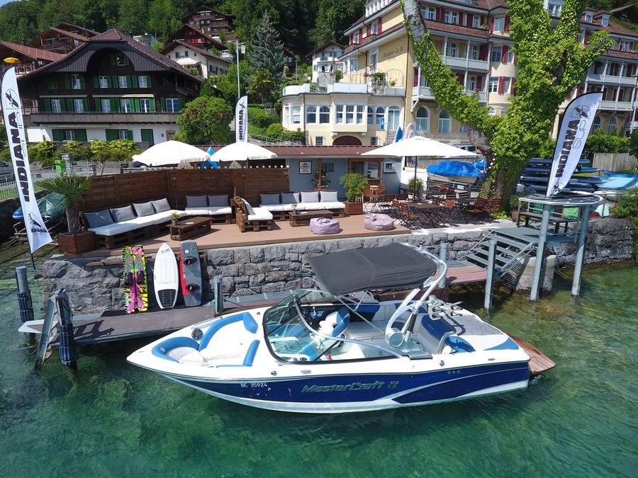 Boot vor dem Wakehouse in Gunten am Thunersee