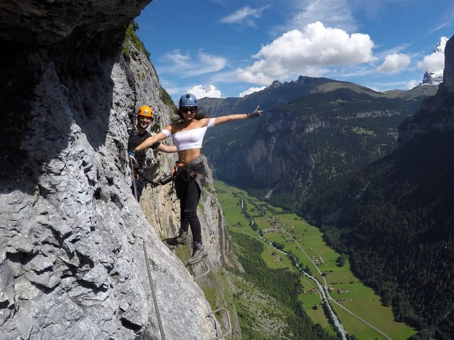 Gruppe unterwegs entlang einer grauen Felswand auf dem Klettersteig «Via Ferrata»