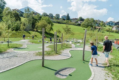 Familienausflug in der Spiezer Bucht mit einer Partie Minigolf auf der erlebnisreiche Minigolf Open Standard Anlage