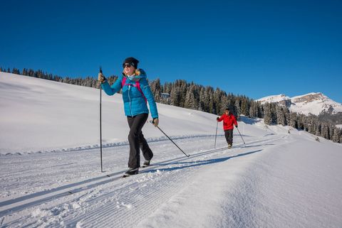 Zwei Langläufer auf der Loipe auf der verschneiten Lombachalp
