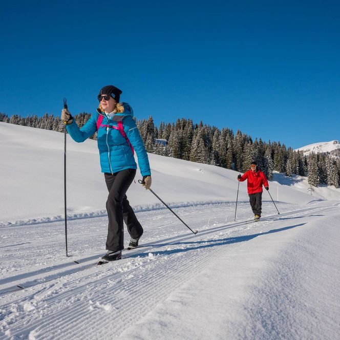 Zwei Langläufer auf der Loipe auf der verschneiten Lombachalp