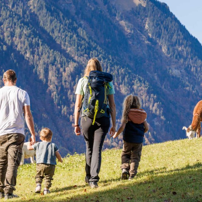 Familie auf der Schatzsuche in Aeschi mit Blick auf die Berge