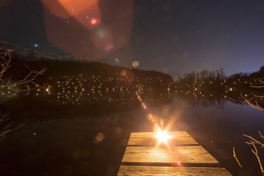 Steg mit Kerze während dem Burgseeli Leuchten in der Nacht