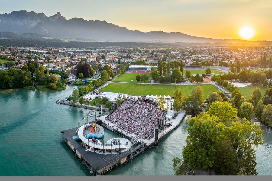 Sonnenuntergang hinter der Thunerseespiele Bühne