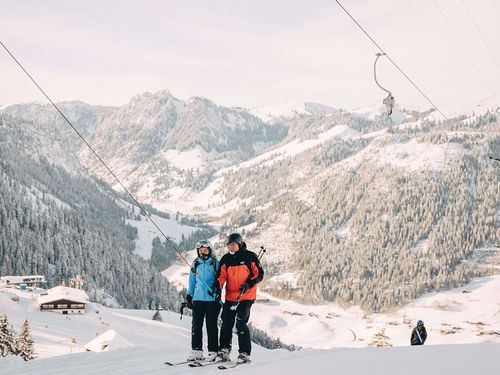 Zwei Skifahrer lassen sich am Skilift Röschtenschwend am Wiriehorn in die Höhe transportieren.