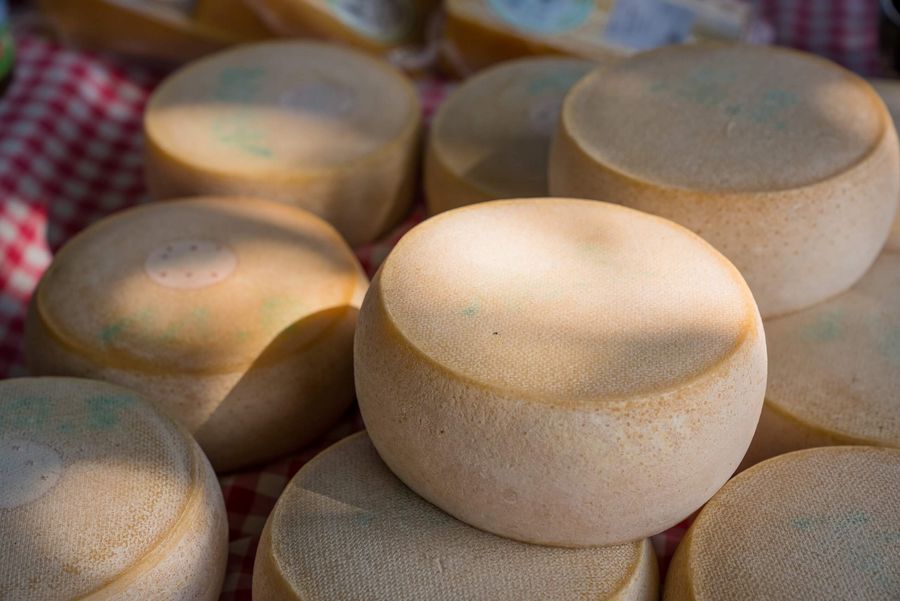 Käse wird am Älpler Markt im Suldtal verkauft