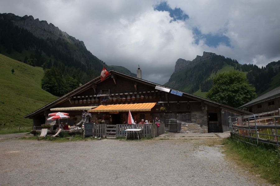 Lilis Beizli im sommerlichen Justistal mit Wolken
